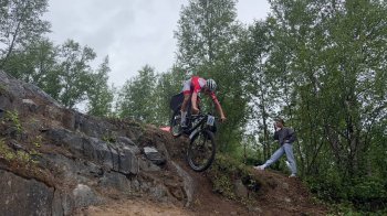 Велосипедист прыгает с обрыва