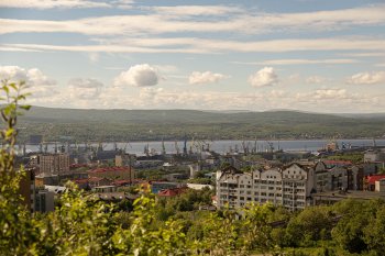 вид на Мурманск и порт