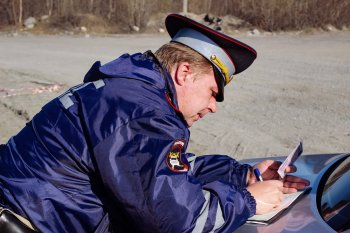Сотрудник ДПС оформляет протокол