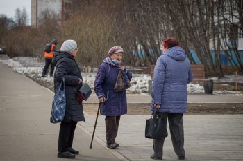 Пенсионерки на улице.