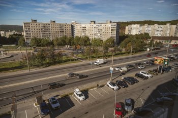 Автомобили на парковке.