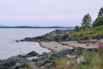 Палатки у озера.
