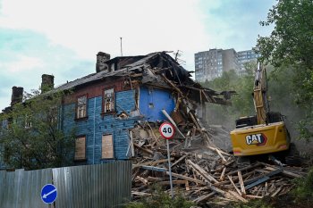 Снос ветхого дома в Мурманске