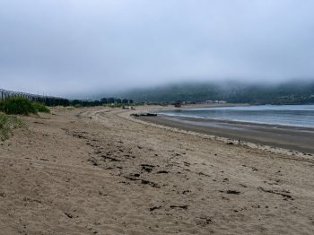 Пляж в пасмурную погоду