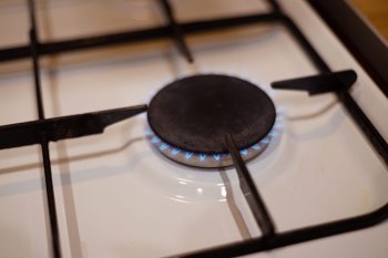 Включенная газовая горелка на плите