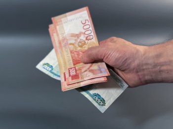 деньги в руке