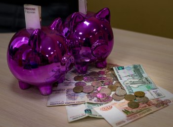 Копилка и деньги.
