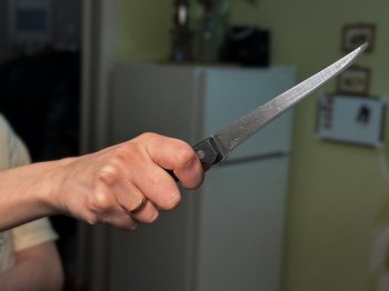нож в руке женщины