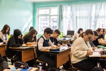 Школьники на уроке.