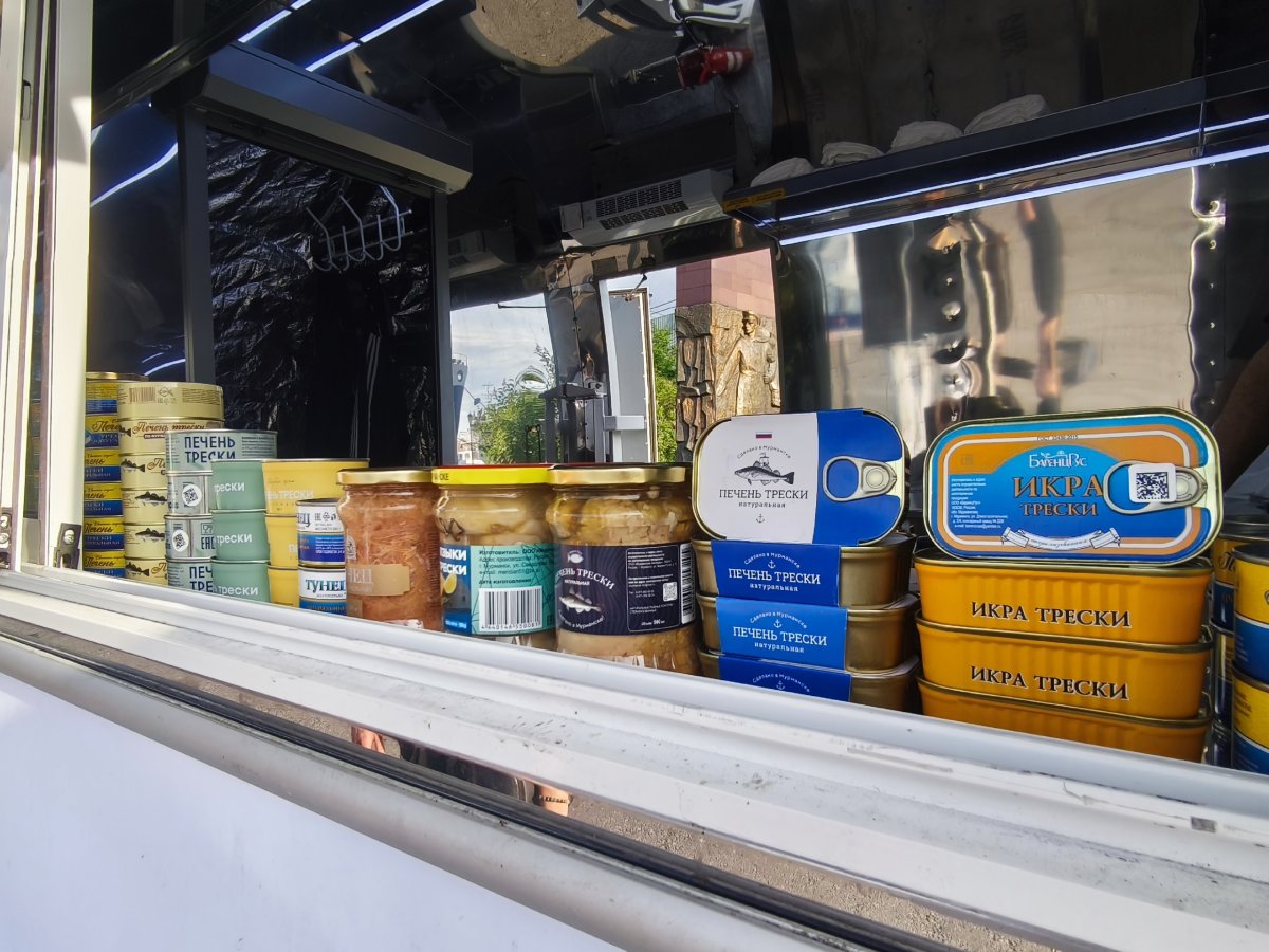 Витрина с рыбной продукцией на мобильной ярмарке