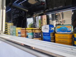 Витрина с рыбной продукцией на мобильной ярмарке