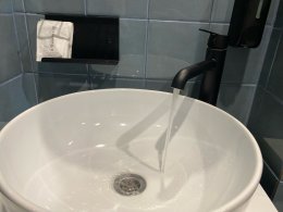 Раковина с водой.