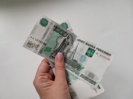 Деньги в женской руке