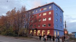 Люди на пешеходном переходе в Мурманске