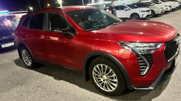 Красный автомобиль в автосалоне