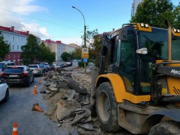 Дорожная техника на улице Карла Маркса в Мурманске