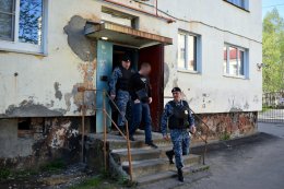 Судебные приставы выселяют сына-дебошира из квартиры матери