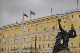 правительство Мурманской области и памятник Бредову