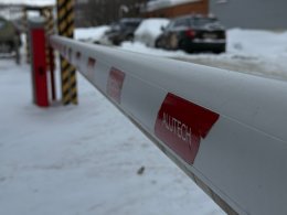 Закрытый шлагбаум во дворе