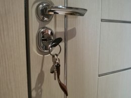 Входная дверь с ключами
