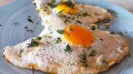 Яичница с солеными огурцами