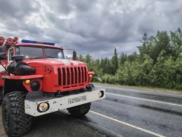 Пожарный автомобиль на дороге