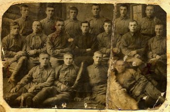 Старая фотография с воинами Полярной дивизии