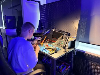 школьник занимается робототехникой