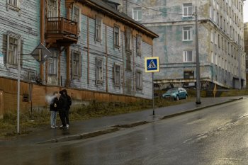 Ветхий деревянный дом на Жилстрое в Мурманске