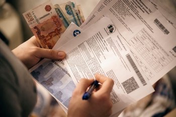 деньги и квитанции ЖКУ
