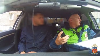 Госавтоинспектор проводит освидетельствование