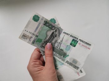 Деньги в женской руке