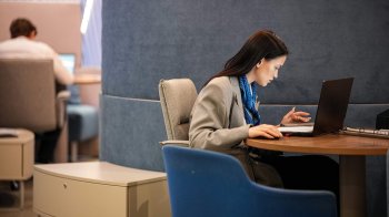 Молодая женщина работает за компьютером