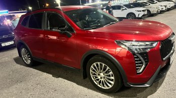 Красный автомобиль в автосалоне