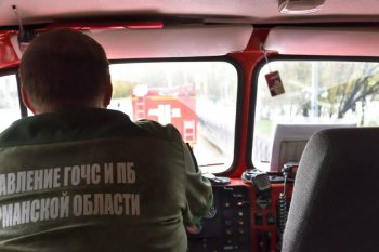 Специалист Управления по ГОЧС и ПБ Мурманской области на работе