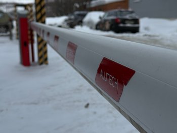 Закрытый шлагбаум во дворе