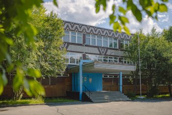 Вход в школу.