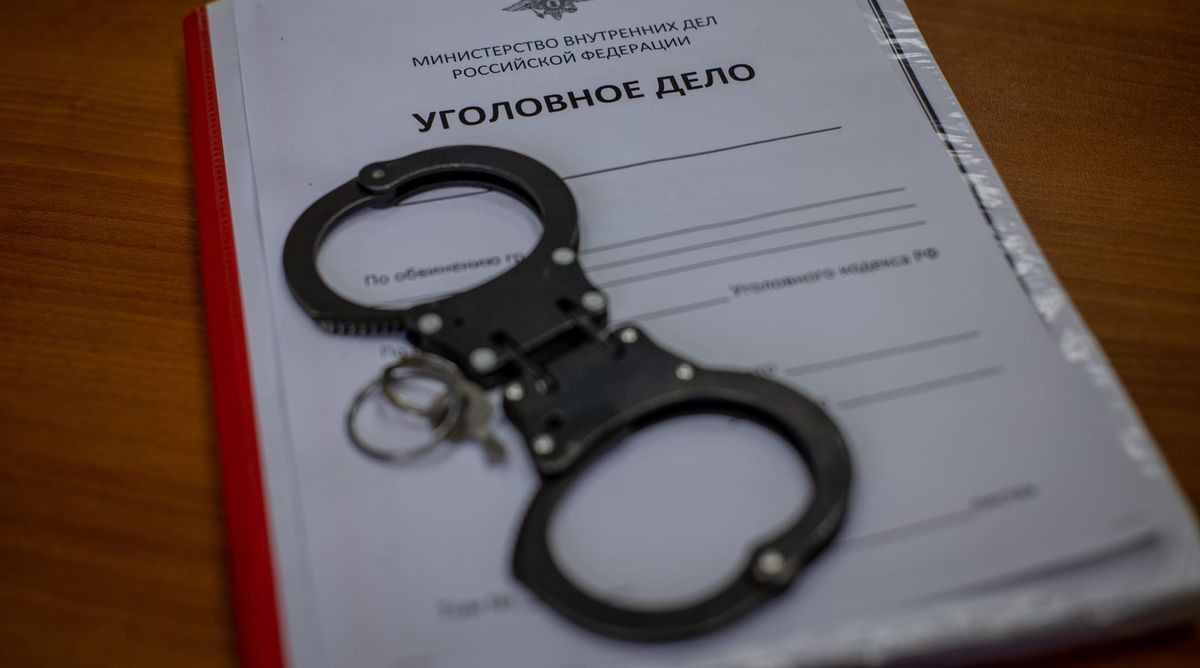 Наручники лежат на столе