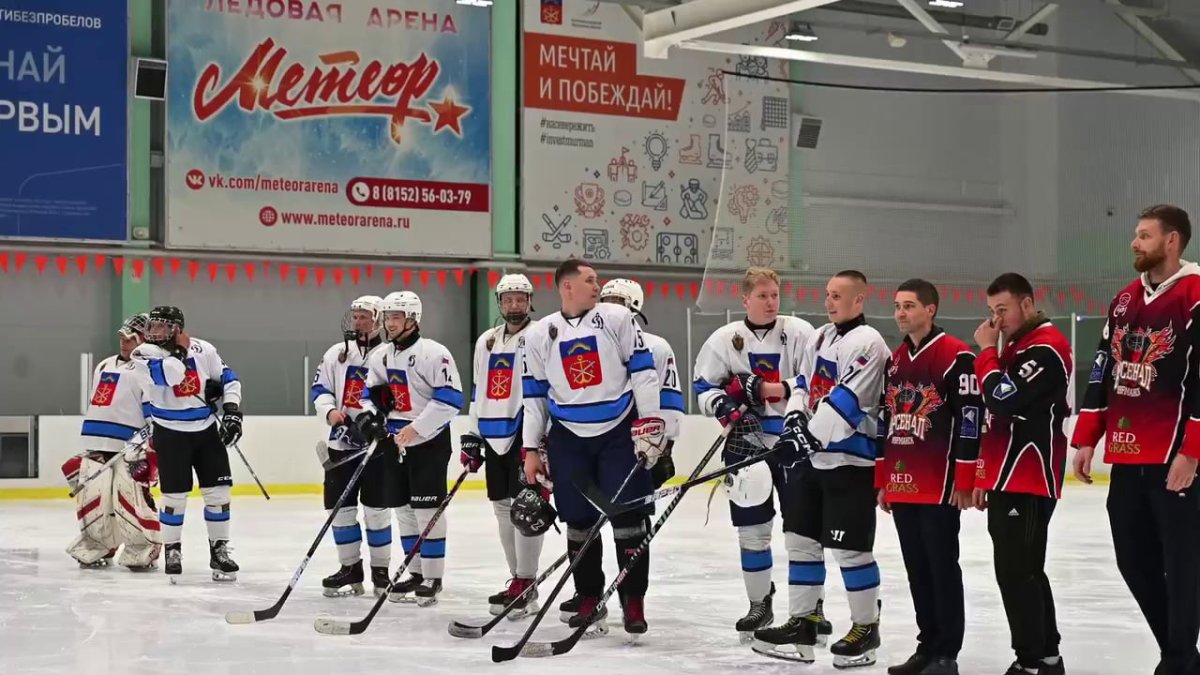 Хоккеисты на льду "Метеора" в Мурманске