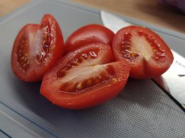 разрезанные помидоры