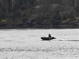 Рыбак на надувной лодке с мотором