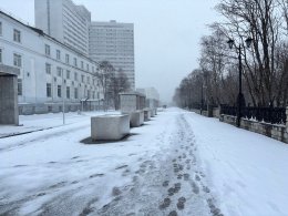 Снег на улице.