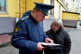 Судебный пристав работает с должницей в Мурманске