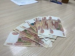 Деньги на столе.