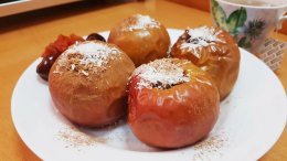 Печенные яблоки.