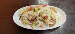 Салат с капустой и маринованными грибочками.
