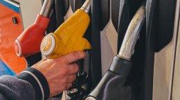 Водитель заправляет автомобиль
