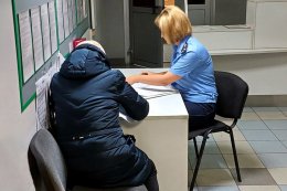 Судебный пристав работает с должником