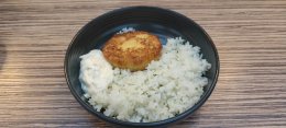 Рыбные котлеты с рисом и соусом тар-тар.