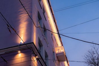 Архитектурная подсветка на фасаде дома в Мурманске